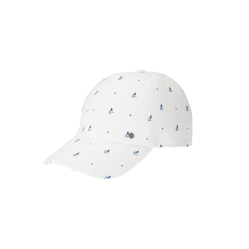 Cap made of white denim fabric with blue printed flowers