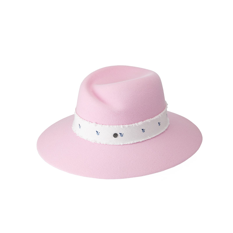 Fedora made of bubblegum felt with a printed white denim band and blue flowers
