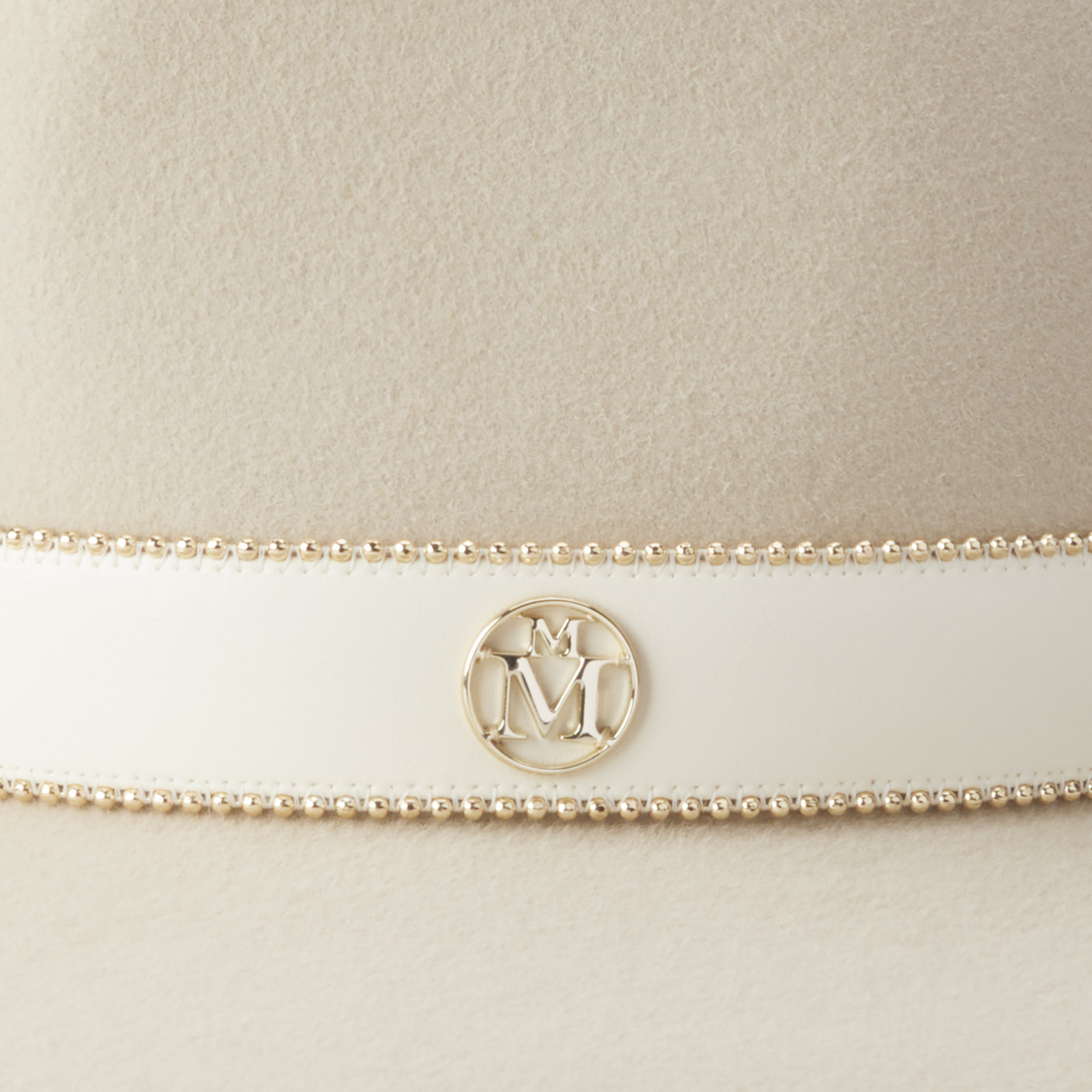 Fedora hat in linen beige wool felt with a gold chain and leather effect ivory belt