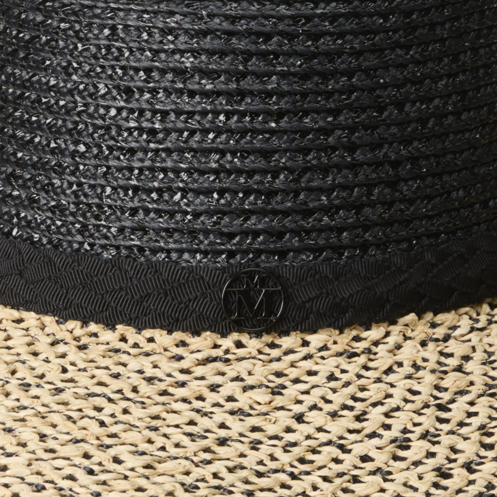 Capeline en paille noire et naturelle