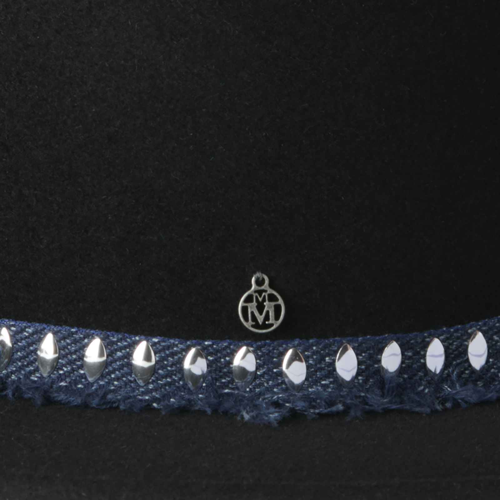 Canotier en feutre de laine noir orné d’un ruban à franges métalliques bleu foncé et argenté