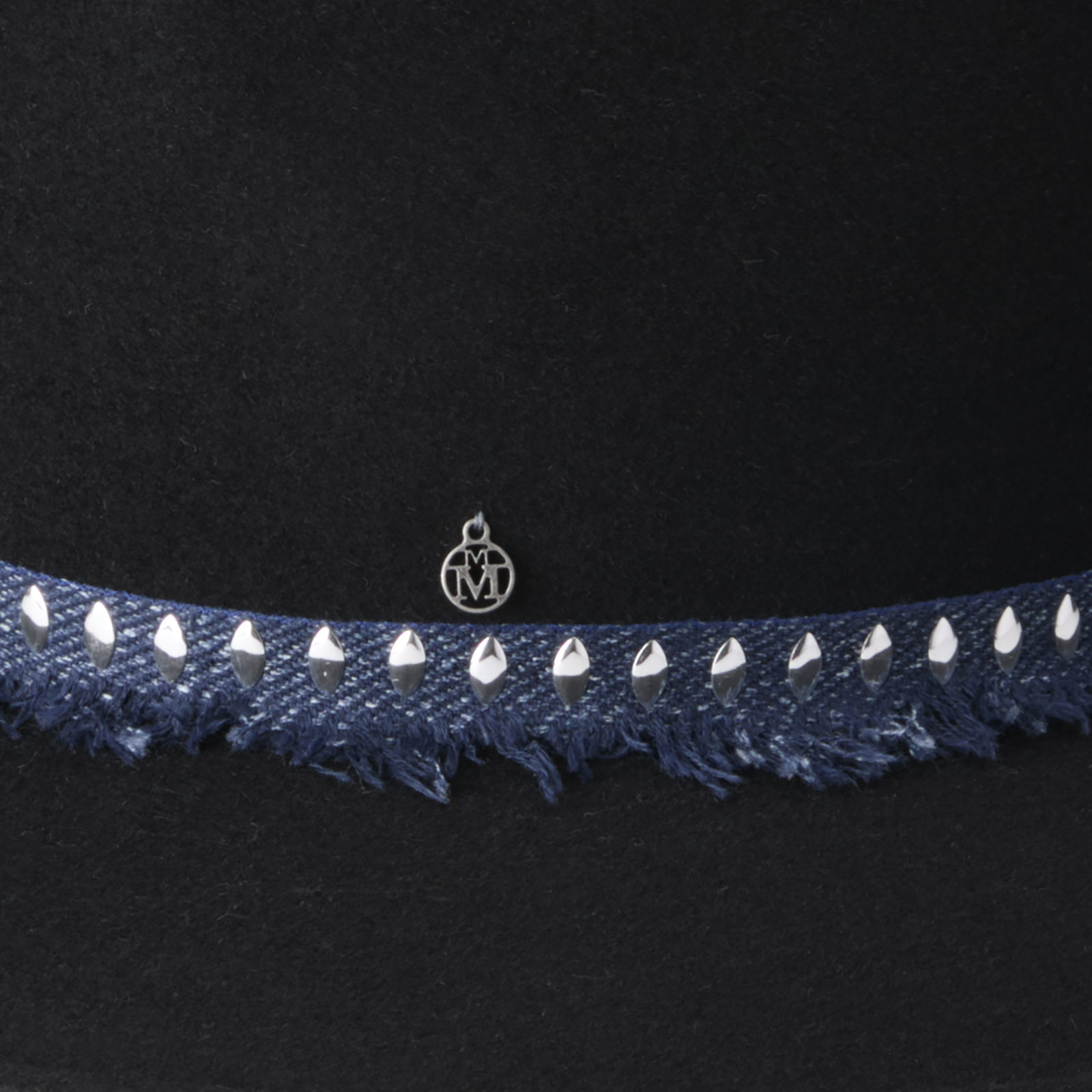 Fedora en feutre de laine noir orné d’un ruban à franges métalliques bleu foncé et argenté