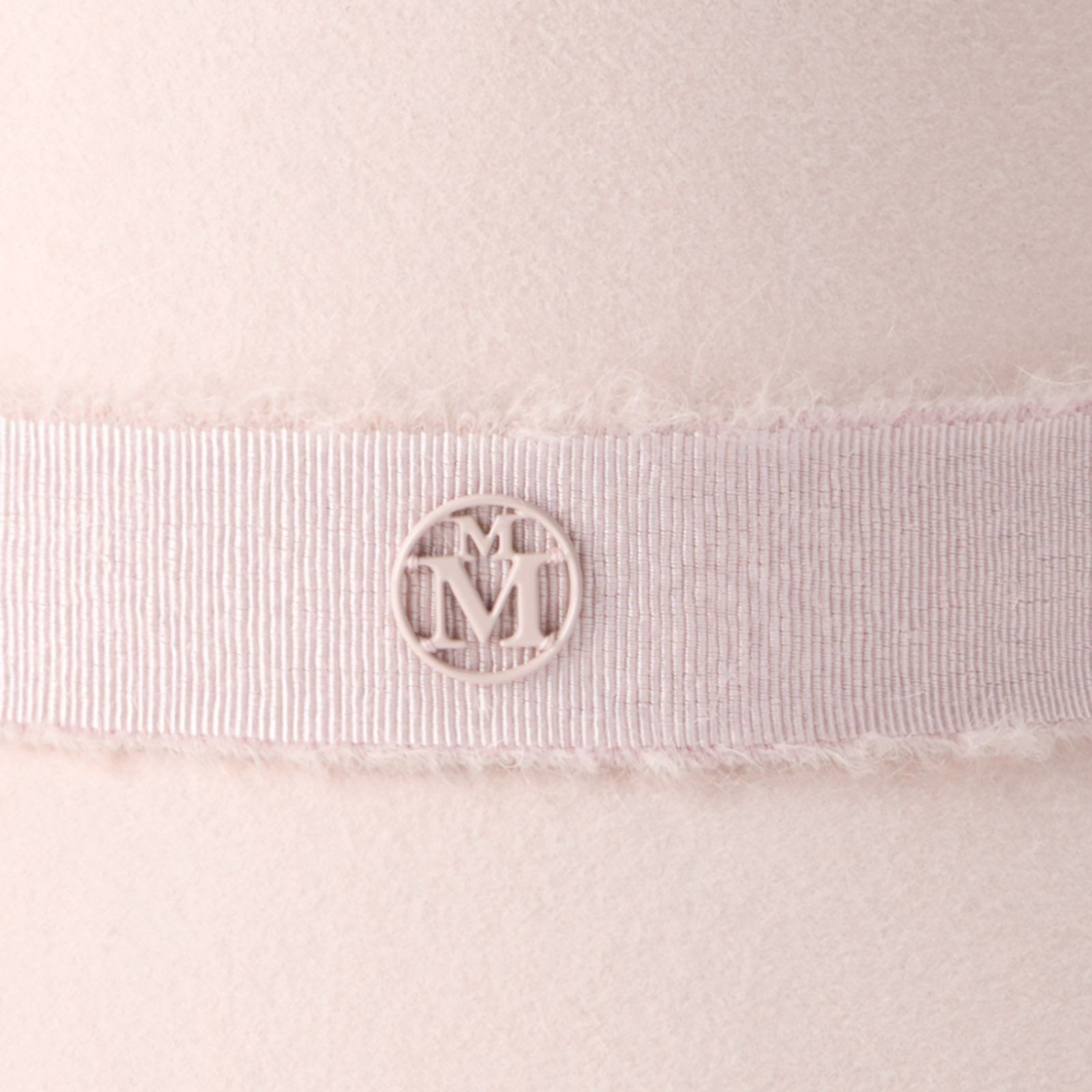 Chapeau cloche en feutre rose orné d’un ruban ton sur ton en mohair