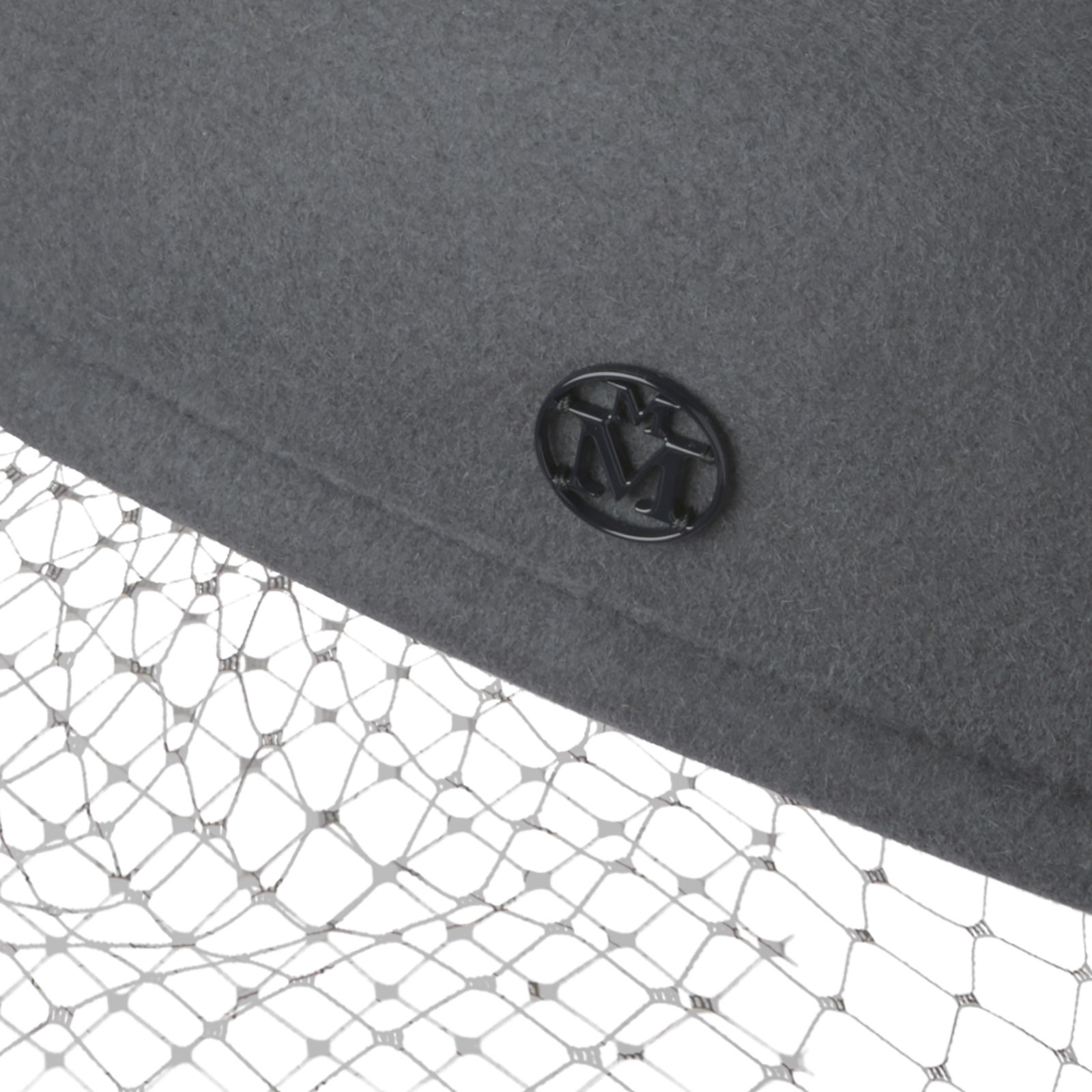 Beret in dark grey wool felt with a tone on tone veil