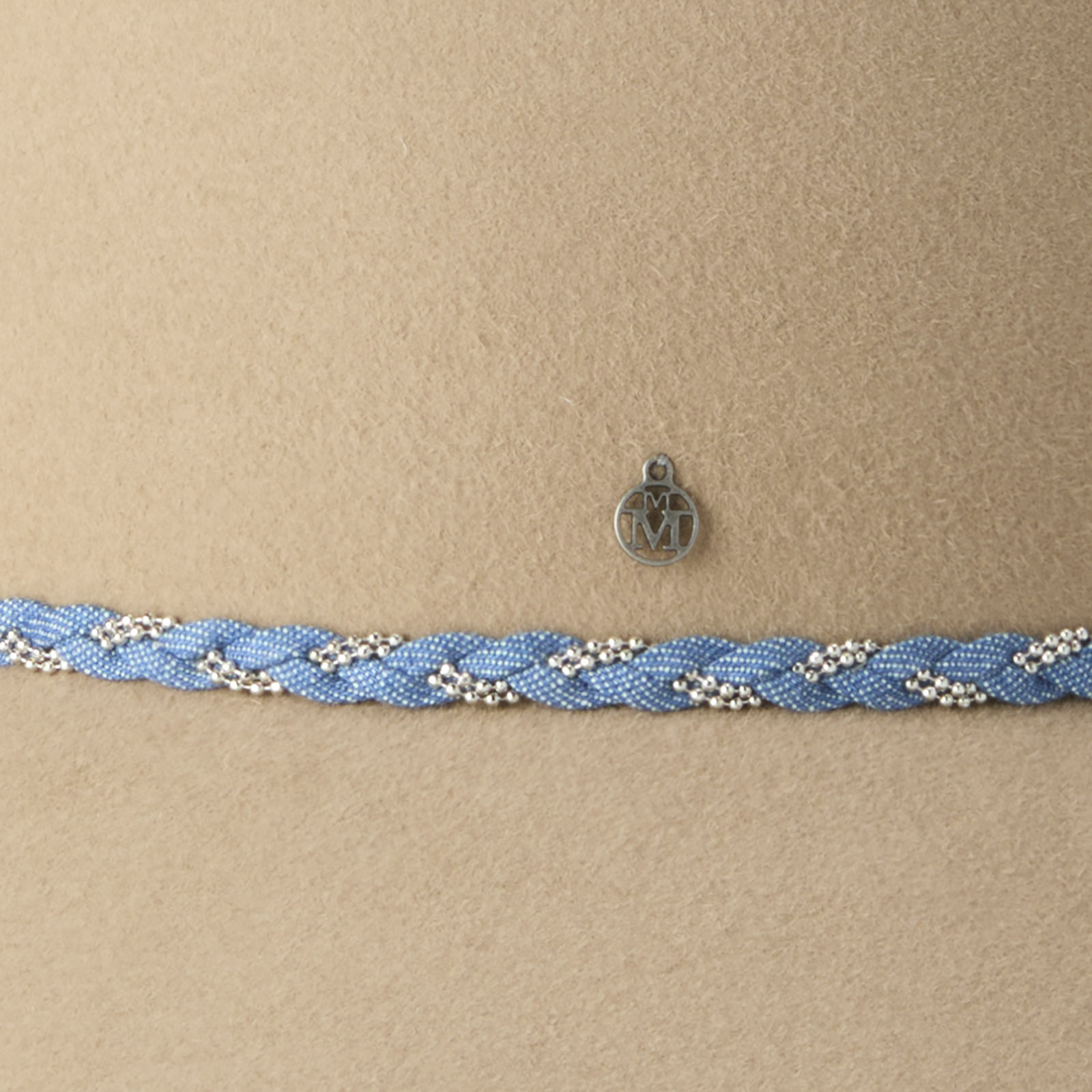 Chapeau cloche en feutre onyx beige orné d’un ruban tressé en denim et en feutre