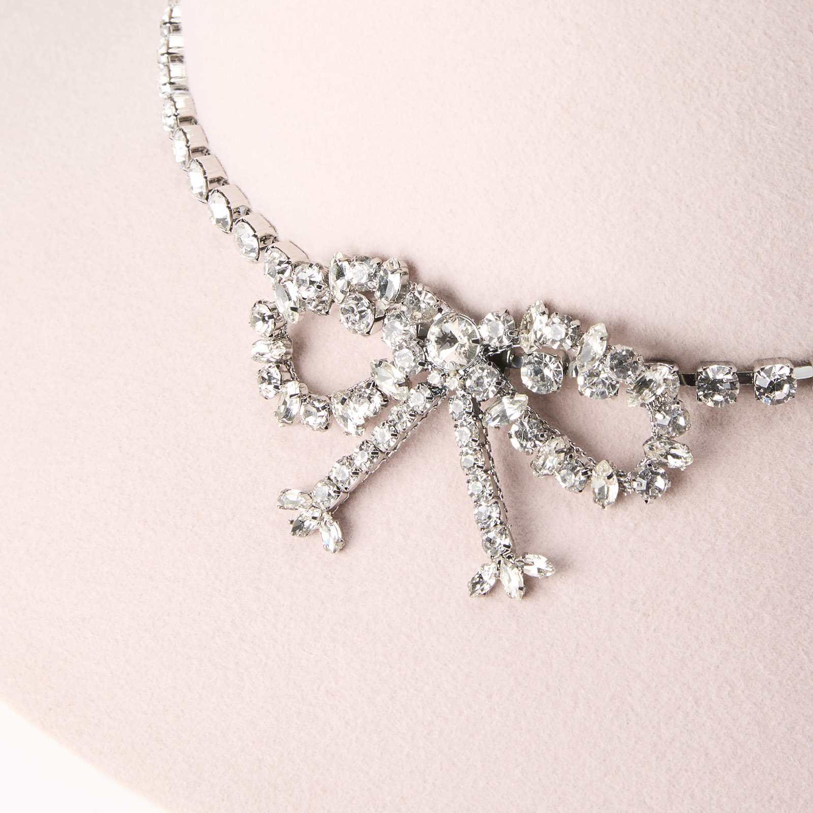 Canotier en feutre de laine rose orné de strass