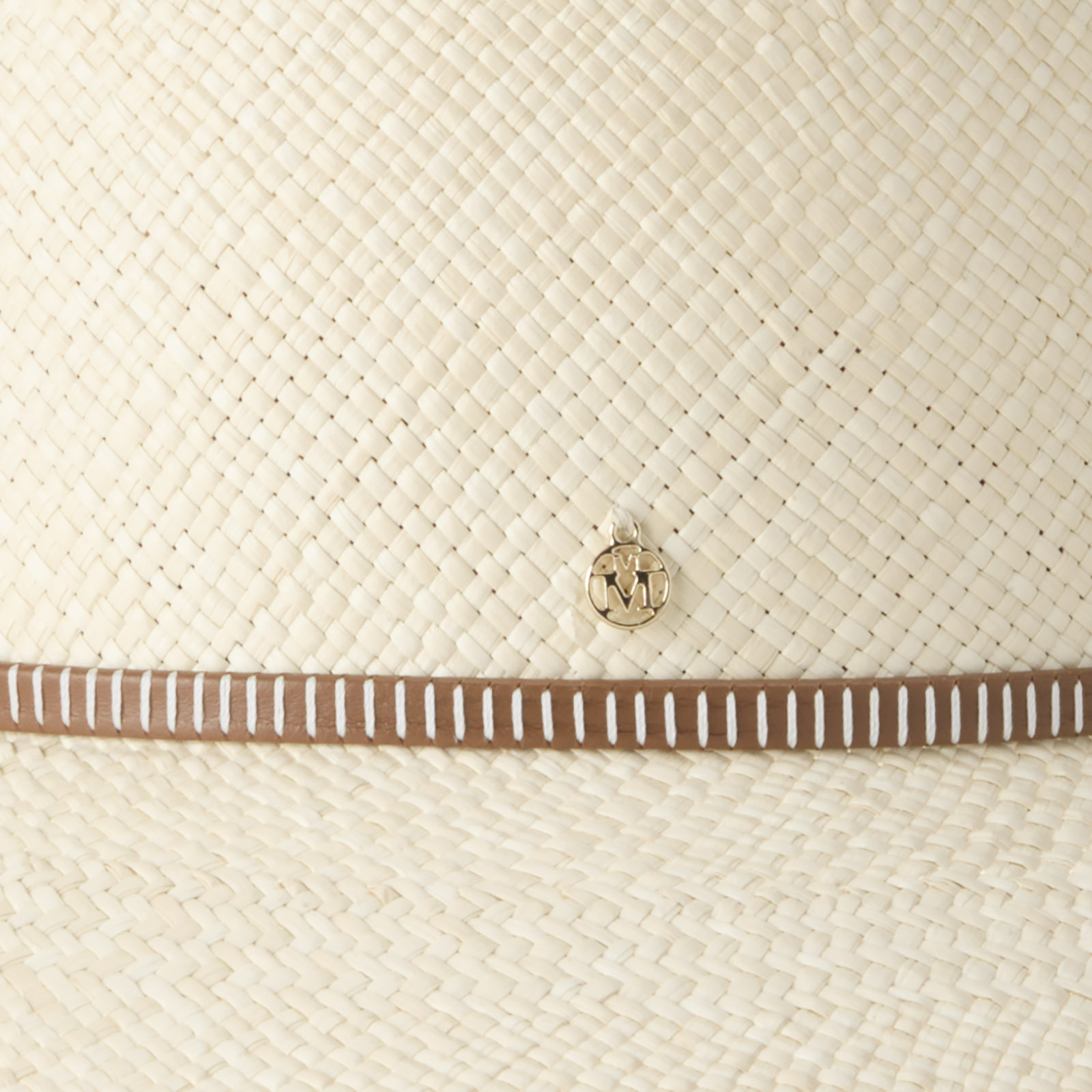 Chapeau cloche en paille orné d’un ruban simili