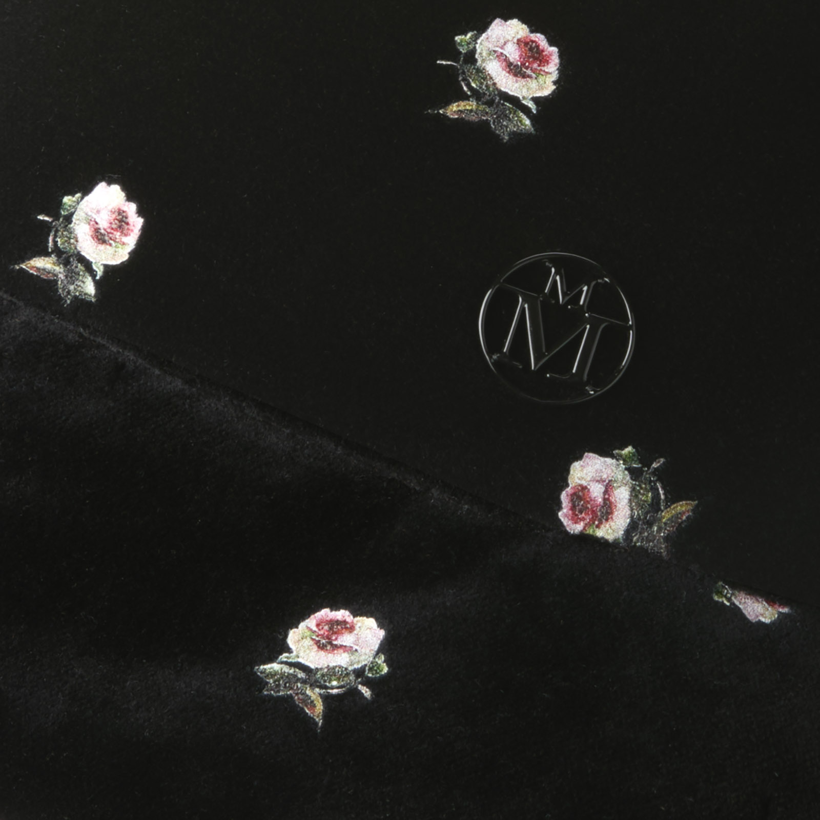Bob en velours noir orné de motifs imprimés de roses