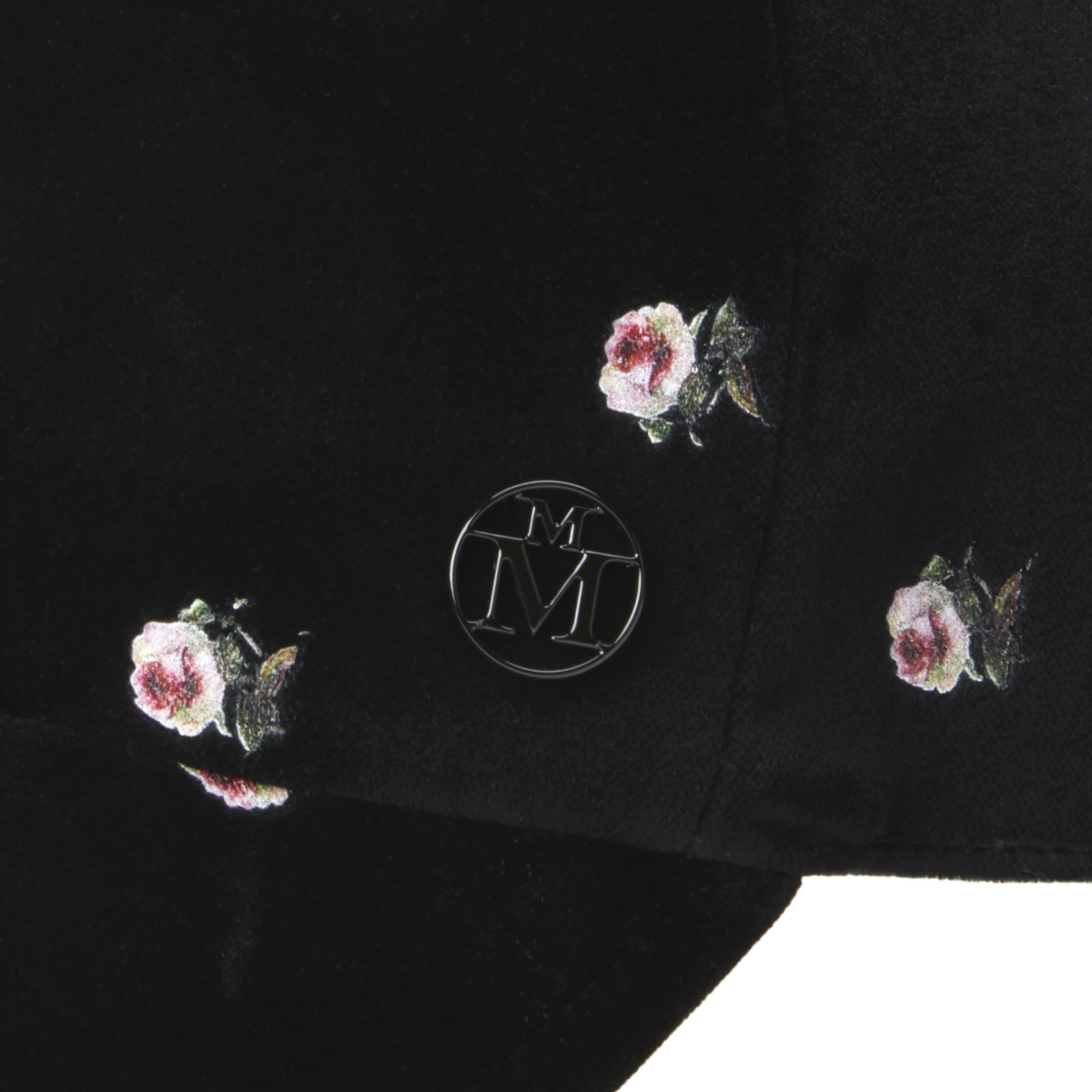 Casquette en velours noir ornée de motifs imprimés de roses