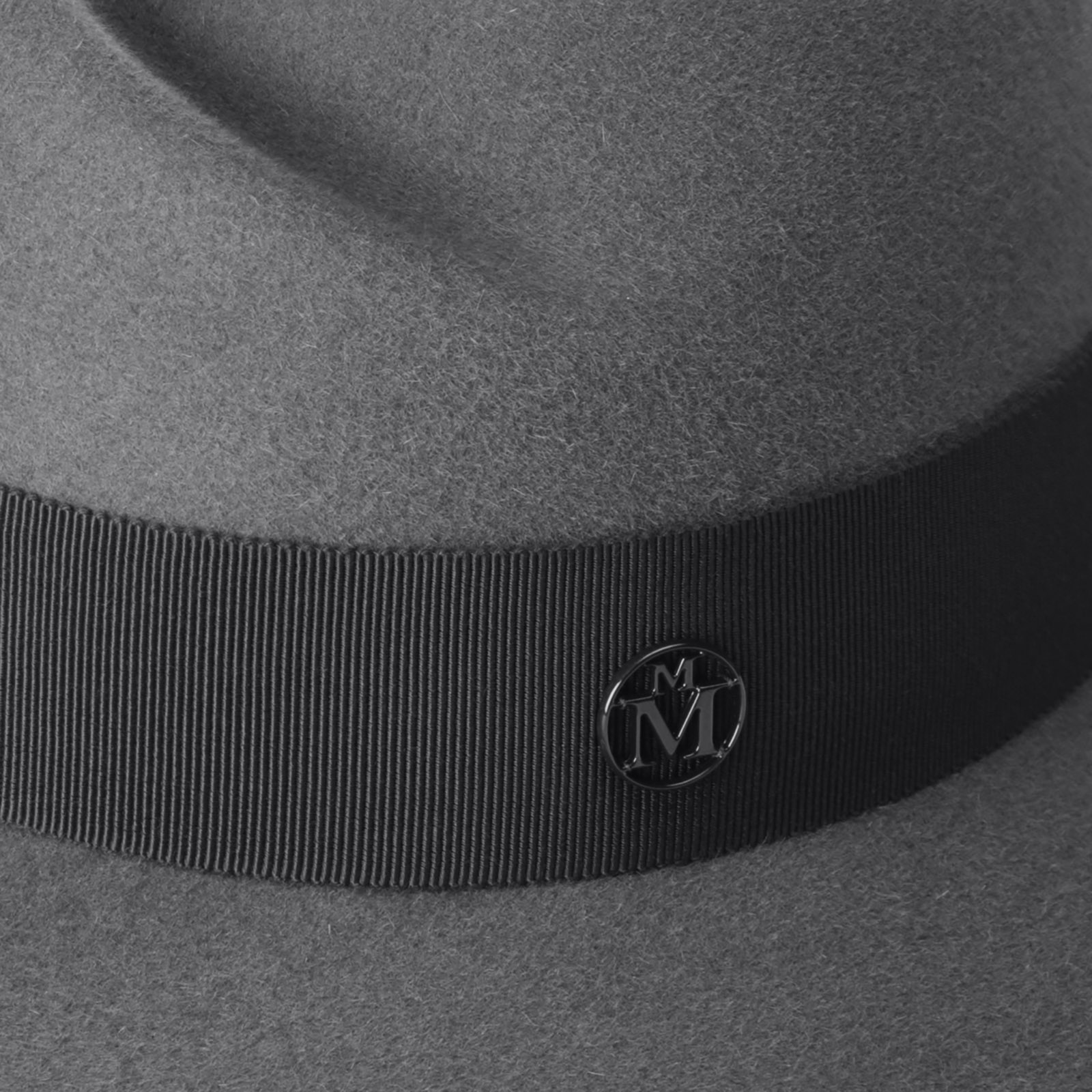 Fedora en feutre de laine gris foncé orné d’un ruban ton sur ton