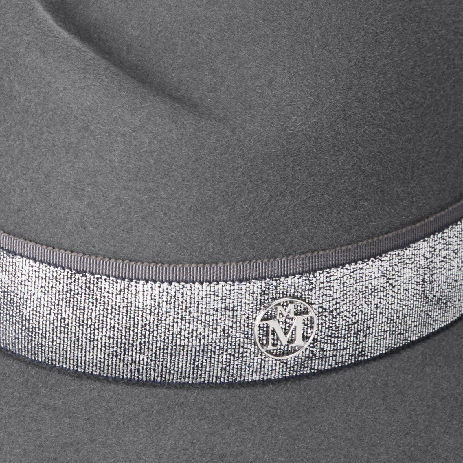 Fedora en feutre de laine gris foncé orné d’un ruban ton sur ton
